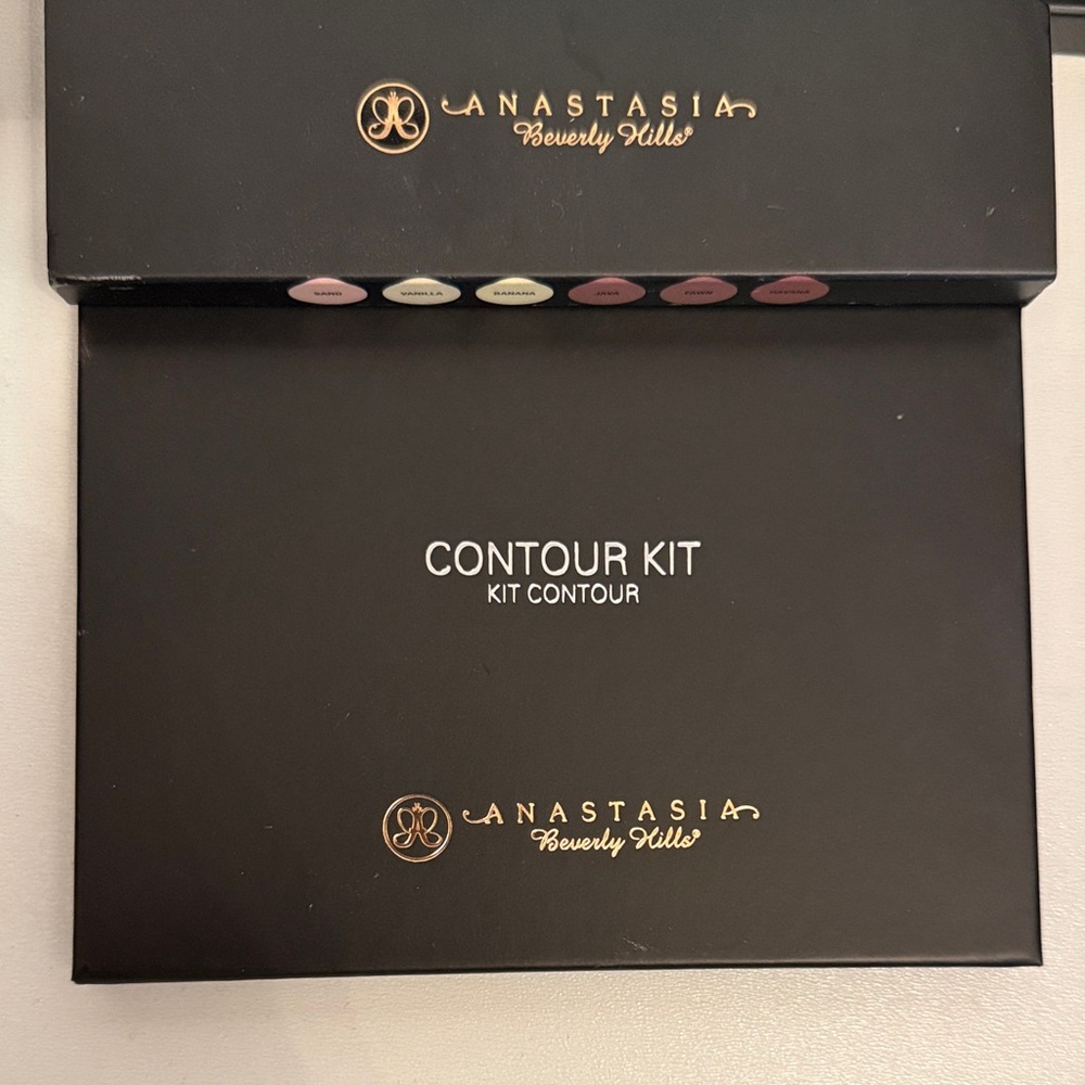 Anastasia Beverly Hills Contour Kit in Black and Gold